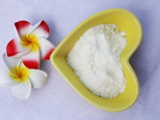 3、百变水果 芒果冰格,取澳优淳璀有机奶粉3勺子。