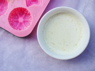 4、百变水果 芒果冰格,根据配方奶奶比例调成牛奶。