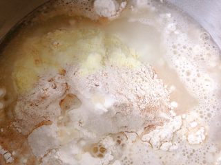 2、全麦香葱花卷,加水搅成絮状，水看自家的面粉的吸水性，适量增加或减少