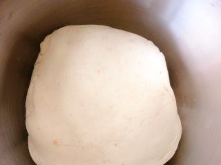 3、全麦香葱花卷,揉成光滑的面团