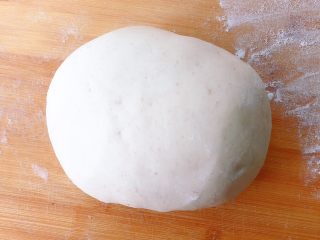 5、全麦香葱花卷,取出来排气揉成光滑的面团