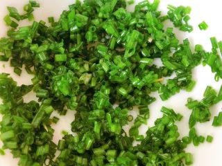 13、全麦香葱花卷,加点油拌匀，这一步可以提前准备好