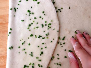 15、全麦香葱花卷,折三分之一上面刷油洒葱花