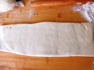 17、全麦香葱花卷,把面片横过来，再擀薄一点