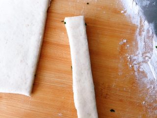 18、全麦香葱花卷,切成小条，两个落一起