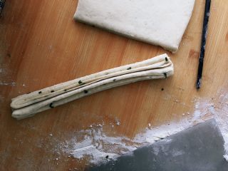 20、全麦香葱花卷,压完这样的稍拉长一点