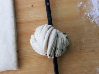 22、全麦香葱花卷,筷子往下压然后抽出来