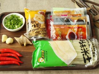 1、干炒好欢螺螺蛳粉丨大嘴螺,准备食材。豪华配置好欢螺螺蛳粉必不可少,大包装大满足,所有主料,一包好欢螺就可以搞定,省时省事的同时味道也更有保障。然后,将红尖椒切段、姜切