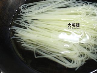 2、干炒好欢螺螺蛳粉丨大嘴螺,锅中放入适量水,将干米粉放入干米粉煮10分钟左右,粉的软硬程度一定要适中,太过柔软的粉,经过翻炒过后会少了些顺滑和劲道哟。这是到了考验大家掌