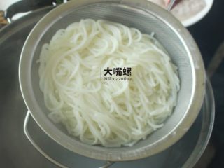 3、干炒好欢螺螺蛳粉丨大嘴螺,煮好后捞出米粉,用冷水过凉,再用滤网滤干米粉中的水份