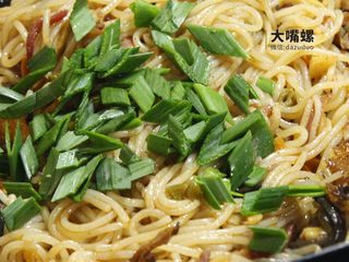 9、干炒好欢螺螺蛳粉丨大嘴螺,最后放入蒜叶均匀翻炒后即可出锅