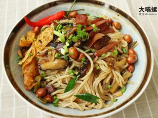 10、干炒好欢螺螺蛳粉丨大嘴螺,装盘一定得漂亮!视觉神经的刺激能有效刺激大脑皮层,当视觉信息刺激神经介质让心情变化时,食欲也有所改变。(小编在正儿八经的胡说)总之,一句话,