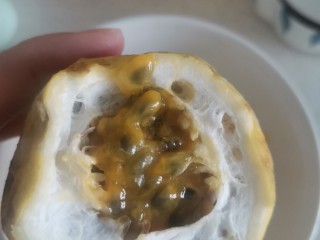 1、百香果蜂蜜饮,百香果去顶