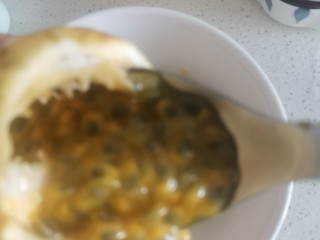 2、百香果蜂蜜饮,用勺子挖出来