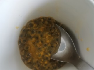 3、百香果蜂蜜饮,放到容器里
