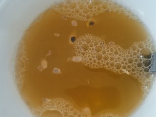 6、百香果蜂蜜饮,加水