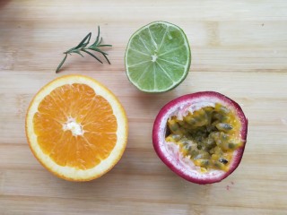 1、酸甜的味道，如校园般的爱情，橙子百香果饮,准备好所有食材