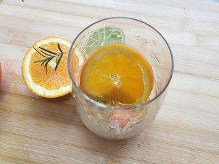 2、酸甜的味道，如校园般的爱情，橙子百香果饮,杯中放入百香果，切一片橙子，剩下的橙子榨汁去渣肉倒入，放入饮用水或者气泡水