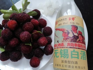 1、杨梅酒,准备好所需材料