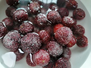 3、杨梅酒,用盐水浸泡一下杨梅