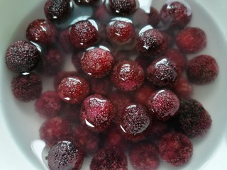 4、杨梅酒,泡出杂质然后再清洗干净