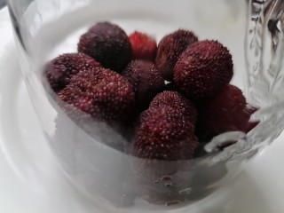 6、杨梅酒,准备一个干净的瓶子放入适量杨梅