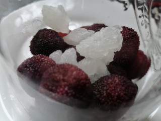 7、杨梅酒,再放入适量冰糖