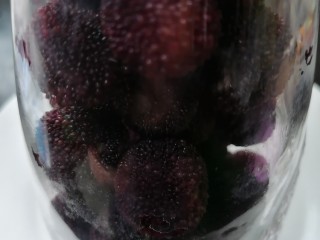 8、杨梅酒,再放入适量杨梅