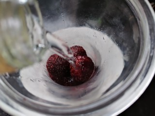 9、杨梅酒,最后倒入白酒浸泡就可以