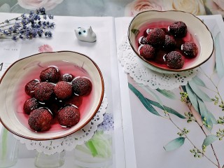 10、杨梅酒,拍上成品图，带着果香的杨梅酒就完成了。杨梅酒还可以治腹泻，我每年都会泡一些。