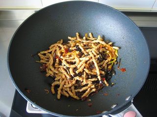 8、鱼香素肉丝：用素食材做出肉滋味的下饭利器,8.	炒匀，炒至素肉丝上色。