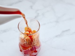 9、橘子蔓越莓蜂蜜冰饮,这个时候倒入蔓越莓果汁。