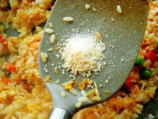 12、虾仁炒饭,放入盐和鸡精