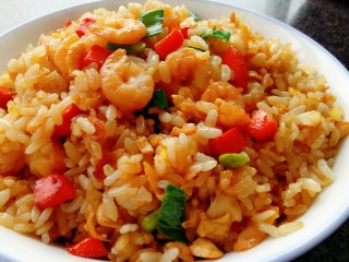14、虾仁炒饭,炒匀后就可以盛出开吃啦