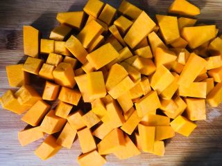 4、南瓜饭,切成小块状