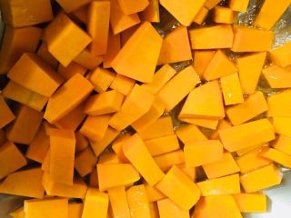 6、南瓜饭,倒入南瓜