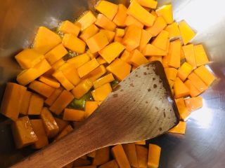 7、南瓜饭,炒至变色