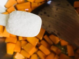 8、南瓜饭,调入适量的盐