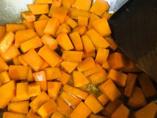 9、南瓜饭,翻炒一会