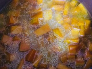 13、南瓜饭,倒入炒好的南瓜拌匀