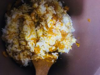 16、南瓜饭,用饭勺拌匀即可食用