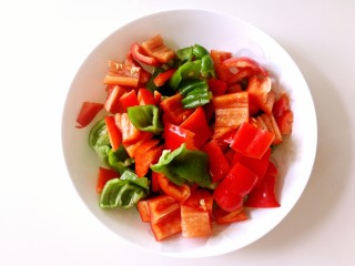 2、啤酒虾,红辣椒和青辣椒洗干净，切块备用