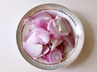 3、啤酒虾,洋葱去皮洗干净，切块备用