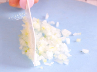 3、胡萝卜鲜虾米粉饼,冬瓜切碎。