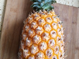 1、菠萝饭,菠萝选用大点的一个