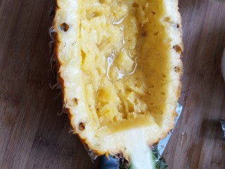 3、菠萝饭,挖去果肉