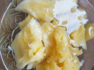 4、菠萝饭,放淡盐水里浸泡