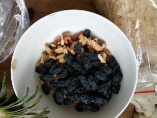 7、菠萝饭,加入一只碗