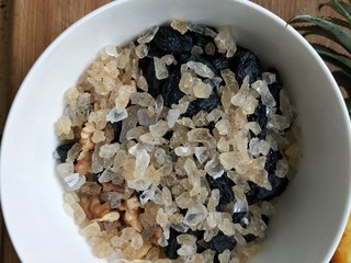 8、菠萝饭,加入冰糖粒