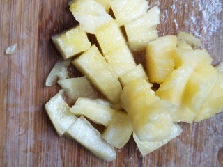 9、菠萝饭,菠萝切碎